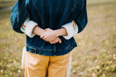 Tarlada birbirini tutan bir çiftin fotoğrafı.