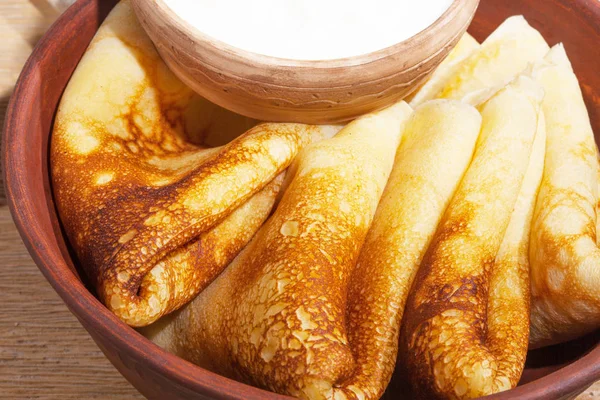 Makanan Berminyak Tradisional Dalam Gaya Vintage Pancake Dengan Krim Asam — Stok Foto