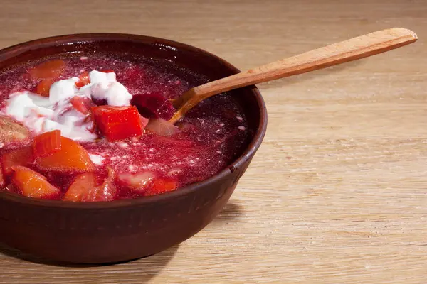 Makanan Nasional Ukraina Borsch Dengan Krim Asam Dengan Sendok Kayu — Stok Foto