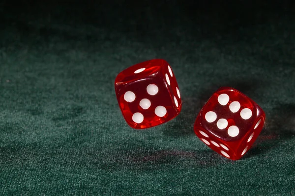 iki kırmızı zar casino masa üzerinde iplik