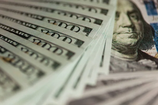 100 dolarlık banknot ve önbellek bir Amerikan başkanına yakın çekim resmin arka plan olarak yayılmış