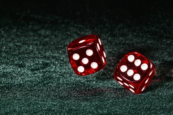 Dois Dados Vermelhos Girando Sobre Mesa Casino — Fotografia de Stock