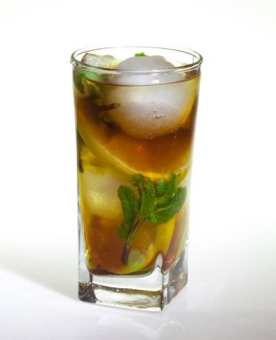 bir bardak soğuk içecek buz, limon ve beyaz zemin üzerine nane ile rose damla