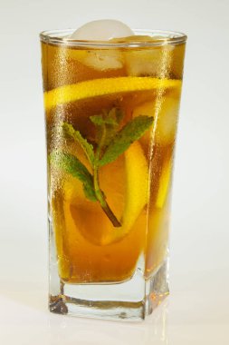 bir bardak soğuk içecek buz, limon ve beyaz zemin üzerine nane ile rose damla