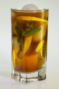 bir bardak soğuk içecek buz, limon ve beyaz zemin üzerine nane ile rose damla