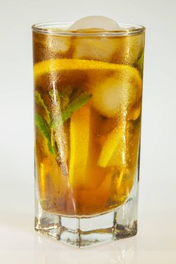 bir bardak soğuk içecek buz, limon ve beyaz zemin üzerine nane ile rose damla