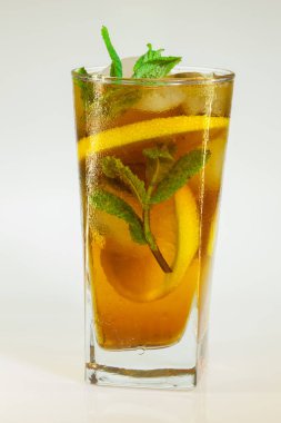 bir bardak soğuk içecek buz, limon ve beyaz zemin üzerine nane ile rose damla