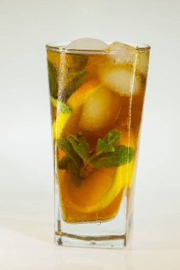 bir bardak soğuk içecek buz, limon ve beyaz zemin üzerine nane ile rose damla