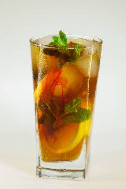 bir bardak soğuk içecek buz, limon ve beyaz zemin üzerine nane ile rose damla