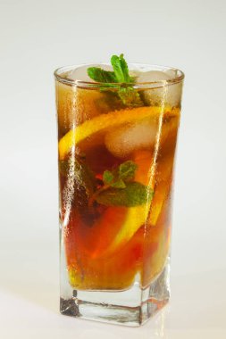 bir bardak soğuk içecek buz, limon ve beyaz zemin üzerine nane ile rose damla