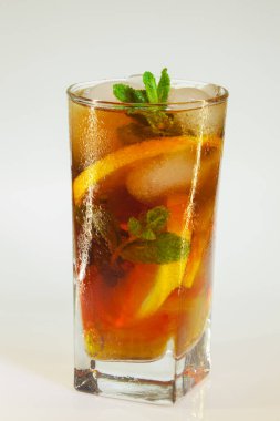 bir bardak soğuk içecek buz, limon ve beyaz zemin üzerine nane ile rose damla