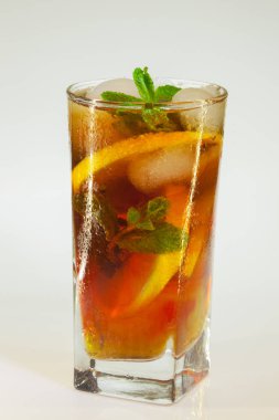 bir bardak soğuk içecek buz, limon ve beyaz zemin üzerine nane ile rose damla