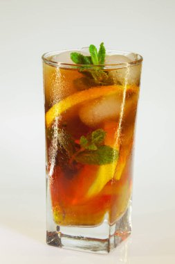 bir bardak soğuk içecek buz, limon ve beyaz zemin üzerine nane ile rose damla