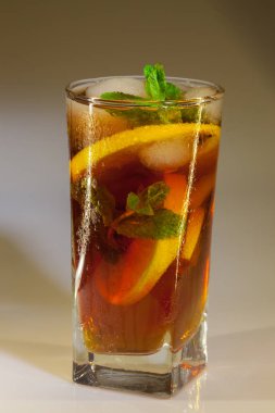 bir bardak soğuk içecek buz, limon ve beyaz zemin üzerine nane ile rose damla