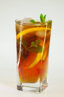 bir bardak soğuk içecek buz, limon ve beyaz zemin üzerine nane ile rose damla