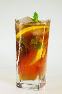 bir bardak soğuk içecek buz, limon ve beyaz zemin üzerine nane ile rose damla