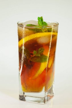 bir bardak soğuk içecek buz, limon ve beyaz zemin üzerine nane ile rose damla