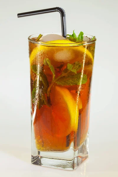 bir bardak soğuk içecek buz, limon ve beyaz zemin üzerine nane ile rose damla