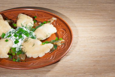 Ukrayna vareniki eski stil bir Kil çanak üzerinde hizmet