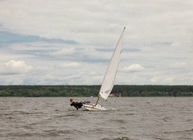 rüzgarlı bir gün bir bulut gökyüzü arka plan dalgalar üzerinde Regatta Kharkov 2017 yelkenli rezervuar, taşır