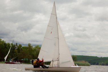 rüzgarlı bir gün bir bulut gökyüzü arka plan dalgalar üzerinde Regatta Kharkov 2017 yelkenli rezervuar, taşır