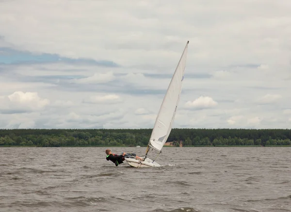 rüzgarlı bir gün bir bulut gökyüzü arka plan dalgalar üzerinde Regatta Kharkov 2017 yelkenli rezervuar, taşır