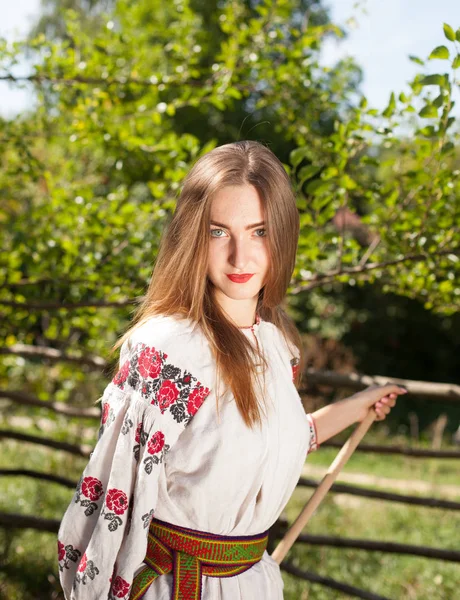 Piękna Dziewczyna Ukraiński Długimi Włosami Krajowych Ubrania Haftowane Miotłą Obok — Zdjęcie stockowe