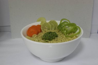 Sebze, yeşil biber, havuç, brokoli ve kireç kase ile anlık erişte