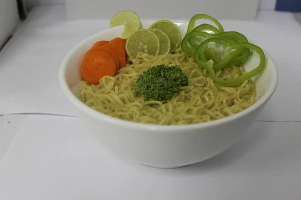 Instant Noedels Met Groenten Groene Chili Wortelen Broccoli Kalk Kom — Stockfoto