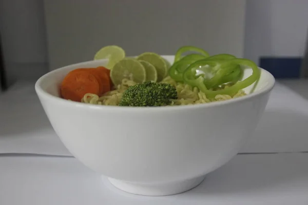 Tagliatelle Istantanee Con Verdure Peperoncino Verde Carote Broccoli Lime Ciotola — Foto Stock