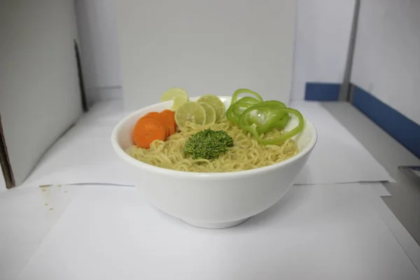 Mie Instan Dengan Vegetables Green Chili Carrots Broccoli Dan Lime — Stok Foto
