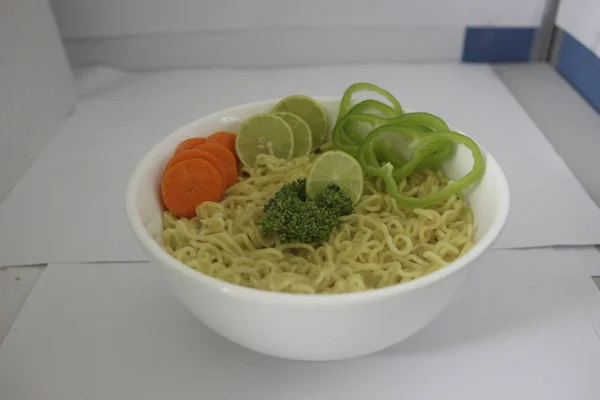 Tagliatelle Istantanee Con Verdure Peperoncino Verde Carote Broccoli Lime Ciotola — Foto Stock