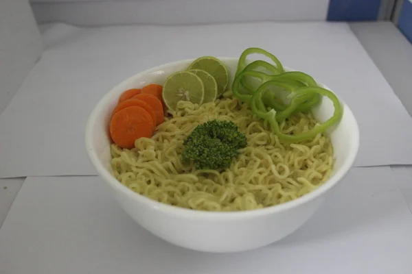 Instant Noodles Vegetables Green Chili Carrots Broccoli Lime Bowl — Stock Photo, Image