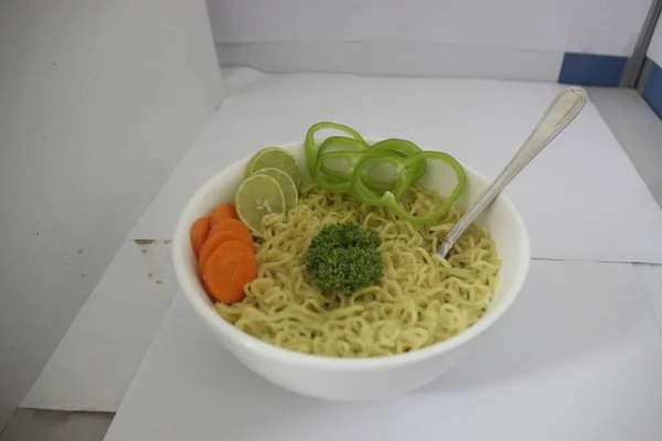 Mie Instan Dengan Vegetables Green Chili Carrots Broccoli Dan Lime — Stok Foto