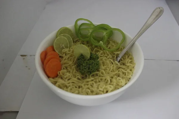 Instant Noodles Vegetables Green Chili Carrots Broccoli Lime Bowl — Stock Photo, Image