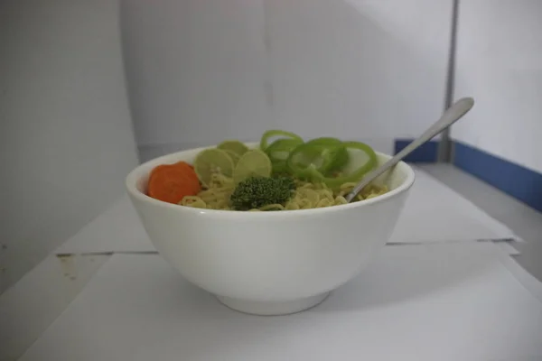 Omedelbar Nudlar Med Grönsaker Grön Chili Morötter Broccoli Och Lime — Stockfoto