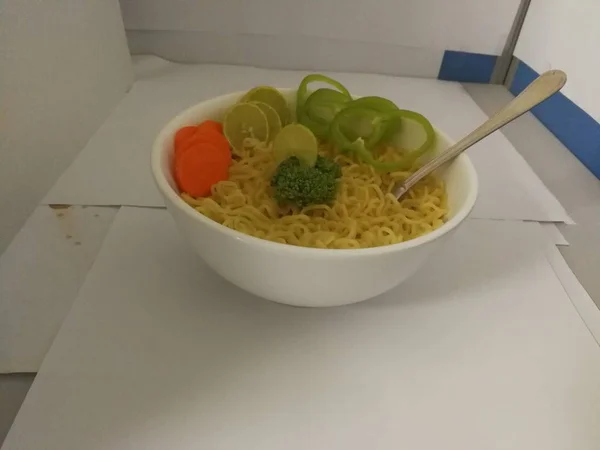 Nouilles Instantanées Aux Légumes Chili Vert Carottes Brocoli Chaux Dans — Photo