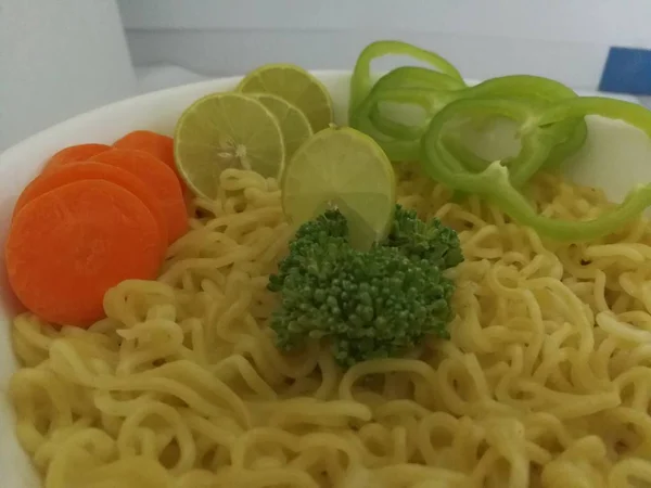 Instant Nudeln Mit Gemüse Grünem Chili Karotten Brokkoli Und Limette — Stockfoto