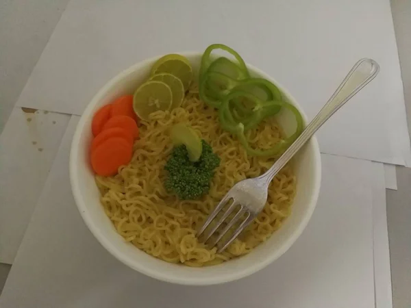 Instant Noedels Met Groenten Groene Chili Wortelen Broccoli Kalk Kom — Stockfoto