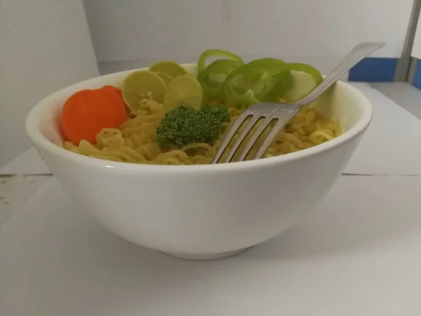 Macarrão Instantâneo Com Legumes Pimentão Verde Cenouras Brócolis Limão Tigela — Fotografia de Stock