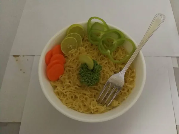 Macarrão Instantâneo Com Legumes Pimentão Verde Cenouras Brócolis Limão Tigela — Fotografia de Stock