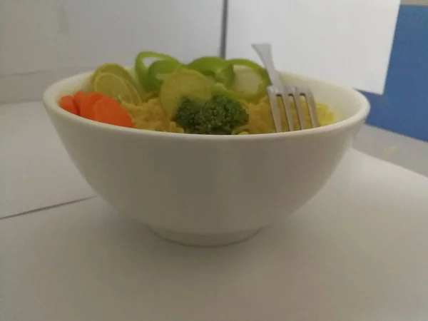 Instant Noedels Met Groenten Groene Chili Wortelen Broccoli Kalk Kom — Stockfoto