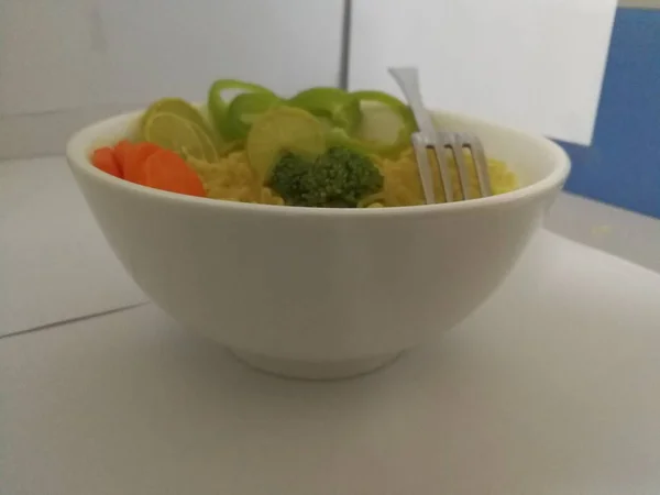 Macarrão Instantâneo Com Legumes Pimentão Verde Cenouras Brócolis Limão Tigela — Fotografia de Stock