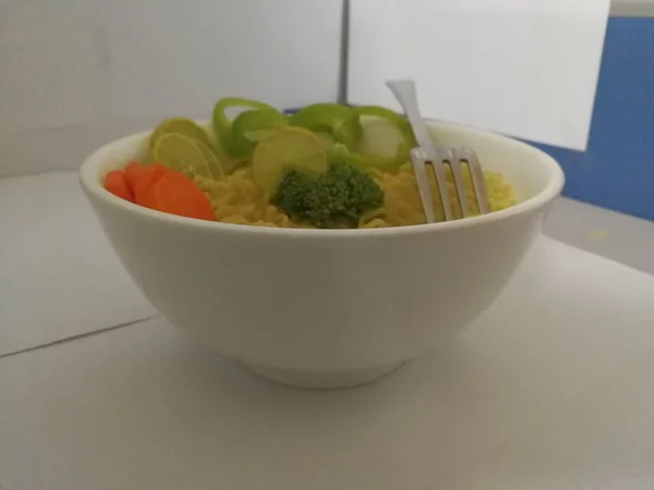 Macarrão Instantâneo Com Legumes Pimentão Verde Cenouras Brócolis Limão Tigela — Fotografia de Stock