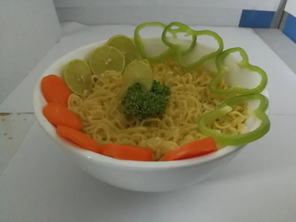 Fideos Instantáneos Con Verduras Chile Verde Zanahorias Brócoli Lima Tazón — Foto de Stock