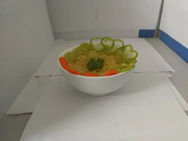 Macarrão Instantâneo Com Legumes Pimentão Verde Cenouras Brócolis Limão Tigela — Fotografia de Stock