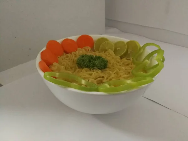 Instant Noodles Vegetables Green Chili Carrots Broccoli Lime Bowl — Stock Photo, Image