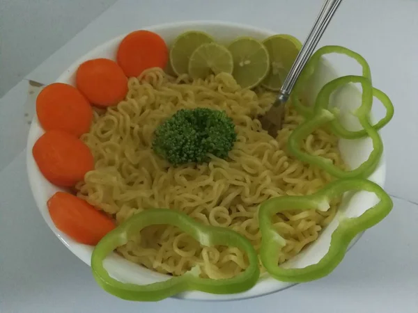 Fideos Instantáneos Con Verduras Chile Verde Zanahorias Brócoli Lima Tazón —  Fotos de Stock