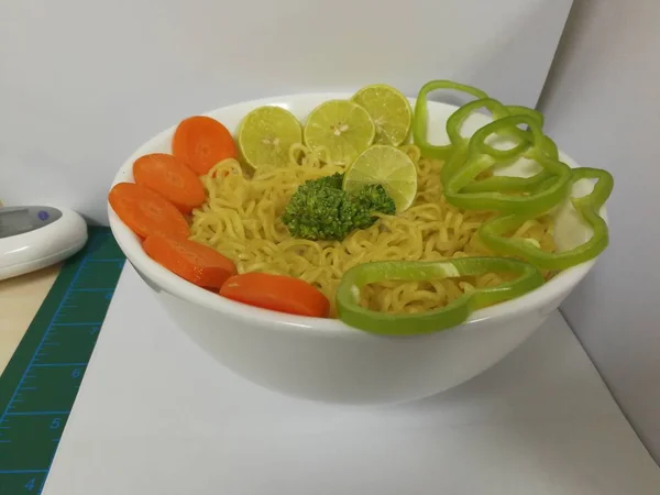 Macarrão Instantâneo Com Legumes Pimentão Verde Cenouras Brócolis Limão Tigela — Fotografia de Stock