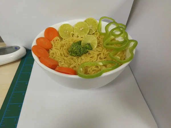 Instant Noedels Met Groenten Groene Chili Wortelen Broccoli Kalk Kom — Stockfoto